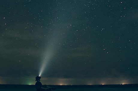 望星空歌词(望星空歌词：思念的旋律在穹顶飘荡)