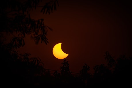 黄赤交角(探秘黄赤交角：太阳炎炎，地球倾斜着仰望天空)