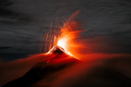 火山爆发电影(惊险刺激！看这些火山爆发电影，感受自然的震撼之美)